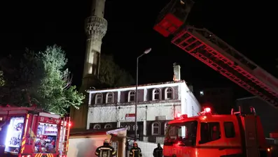 Tarihi caminin çatısı yandı