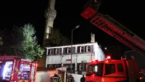 Tarihi caminin çatısı yandı