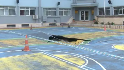 Bakırköy'de okul bahçesinde çökme