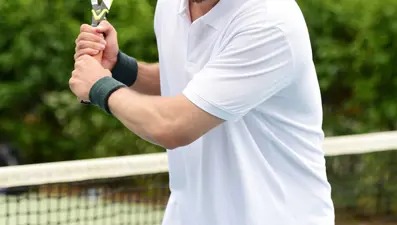 Benim Tatlı Yalanım oyuncuları tenis dersinde