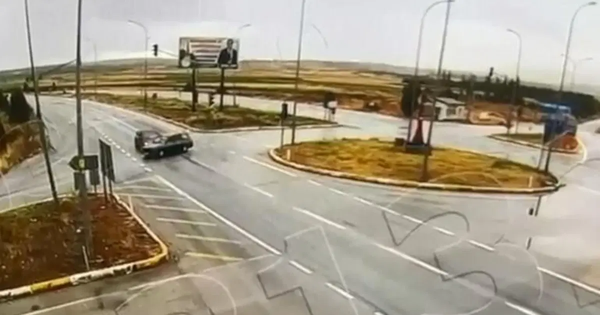 Kütahya'da iki otomobilin çarpıştığı kaza kamerada; 2 ölü, 8 yaralı