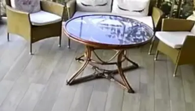 İzmir'de mahkemelik olduğu komşusunun evine baltayla saldırdı