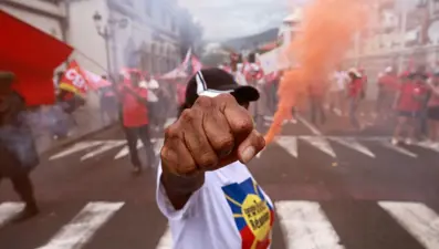 Fransa'da hayatın durduğu gün: İşçiler birleşti, jandarma sokakta