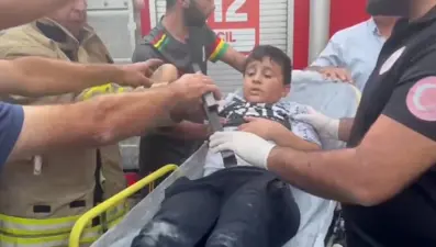 Damdan düşen çocuğun koluna demir korkuluk saplandı!