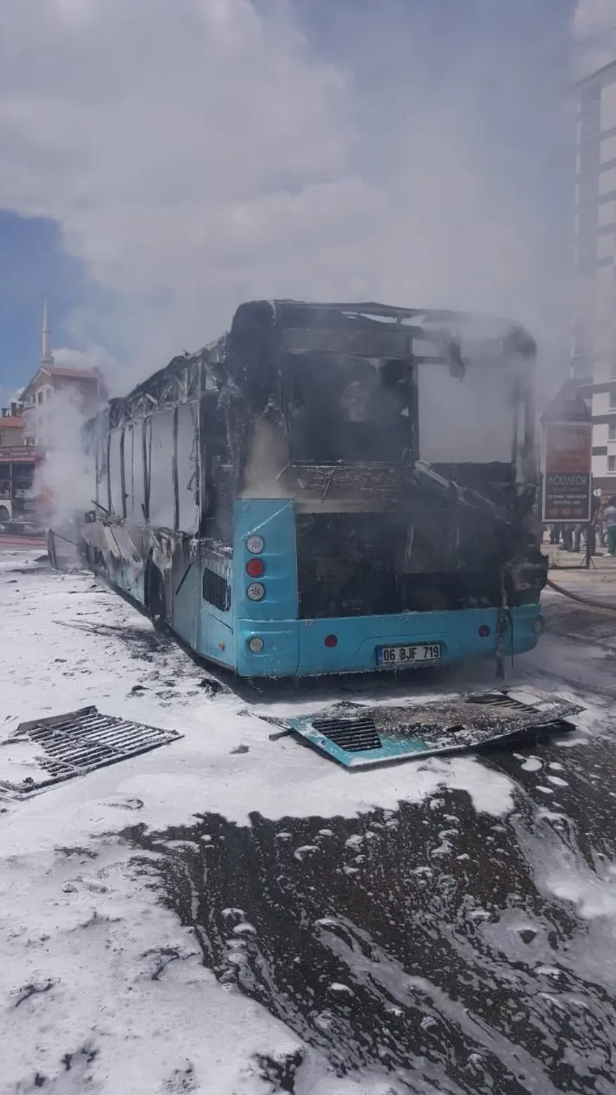 Halk otobüsü alev alev yandı 4