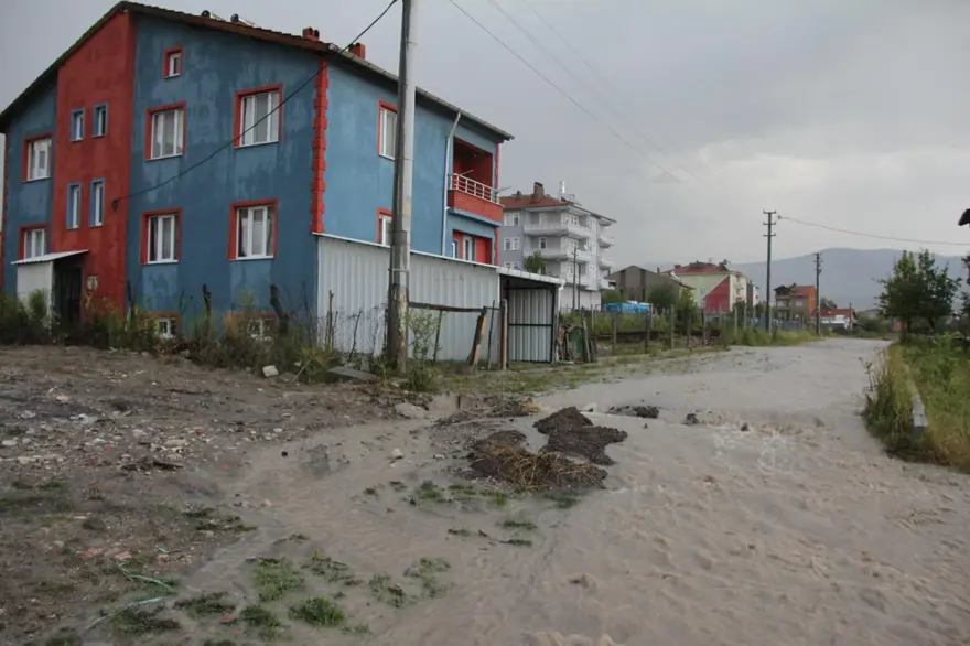 Kütahya Domaniç'i dolu ve sel vurdu 8