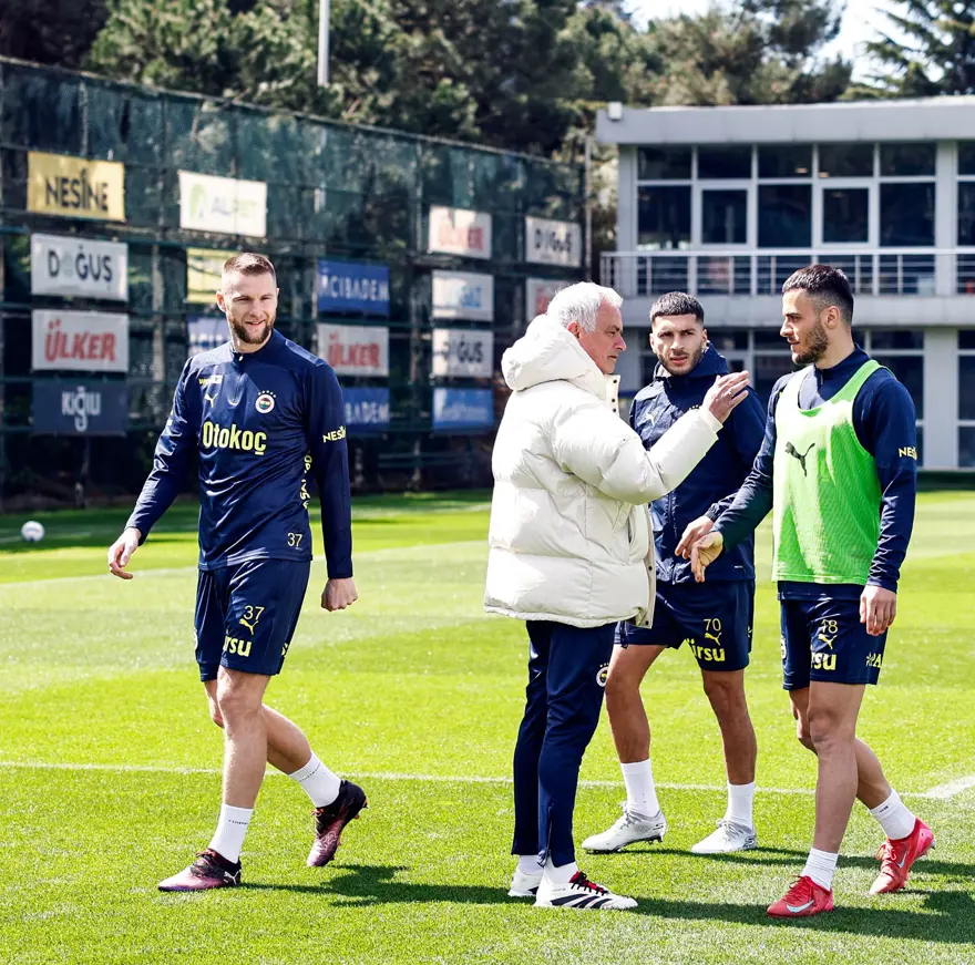 Aziz Yıldırım'ın kızı Yaz, Fenerbahçe antrenmanında 3