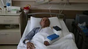 Köy muhtarına odunlu saldırı