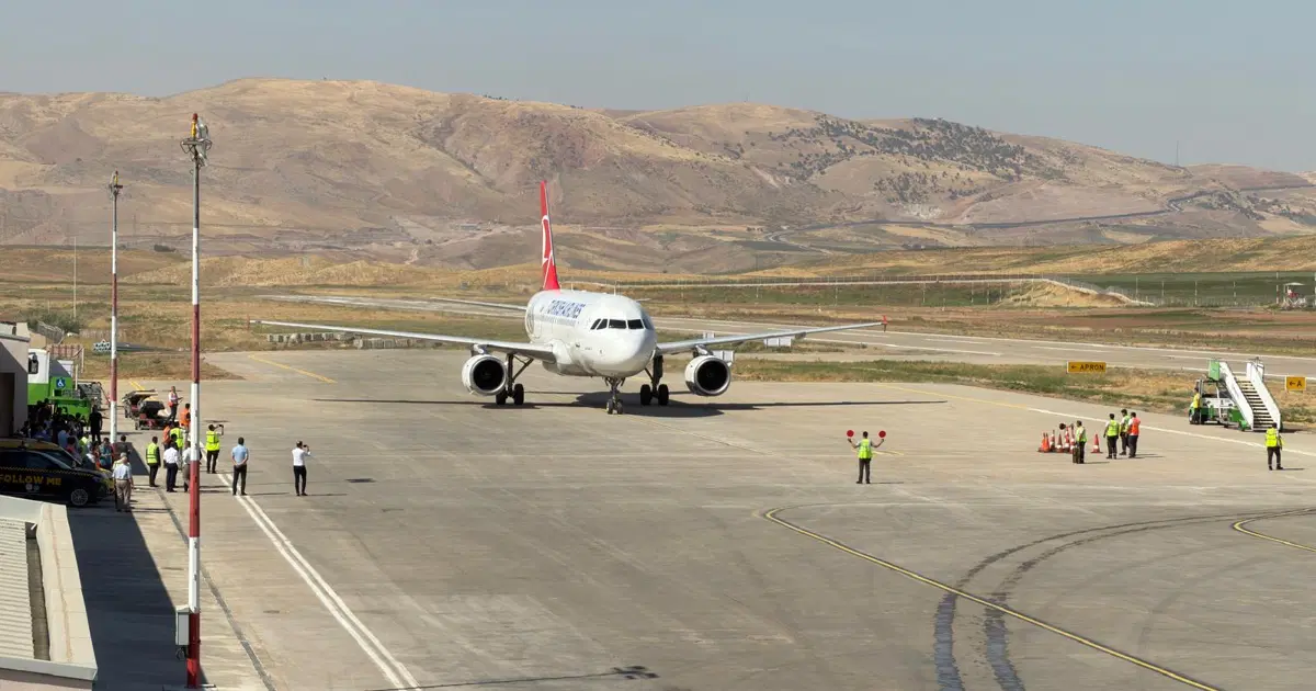 Çalışmalar bitti, havalimanı yeniden açıldı. İlk uçak İstanbul'dan geldi