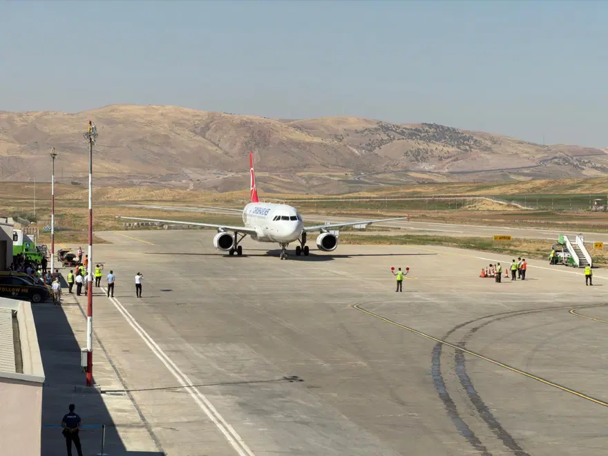 Çalışmalar bitti, havalimanı yeniden açıldı. İlk uçak İstanbul'dan geldi 2