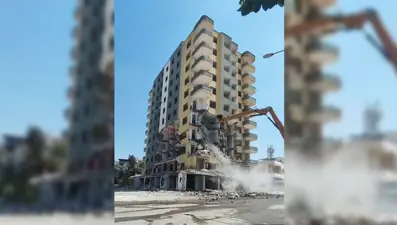 Hasarlı bina çöktü: İş makinesi operatörü canını son anda kurtardı