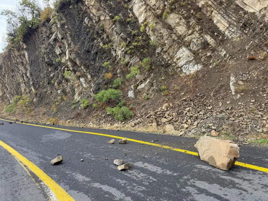 Tekirdağ'da yamaçtan kopan kaya parçaları yolu kapattı 4 Tekirdağ'da yamaçtan kopan kaya parçaları yolu kapattı 4