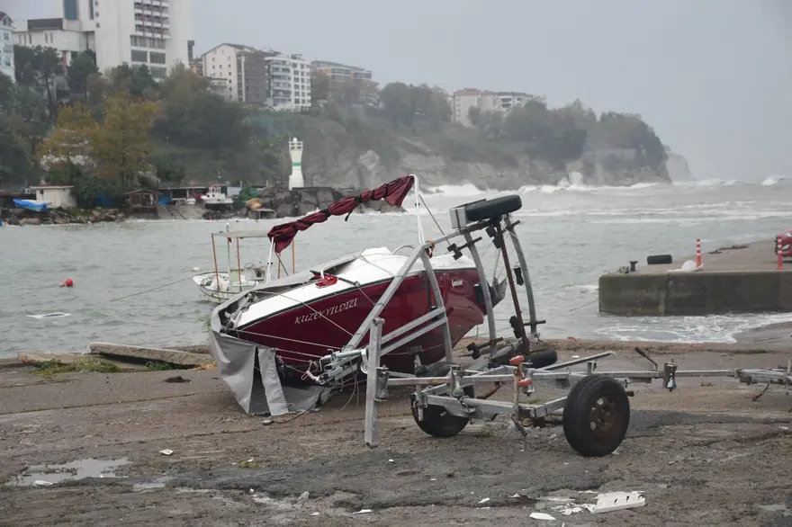 Dalgalar mendireği aştı: Tekneler hasar gördü 7