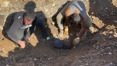 Göçükte boynuna kadar toprak altında kalan işçi kurtarıldı