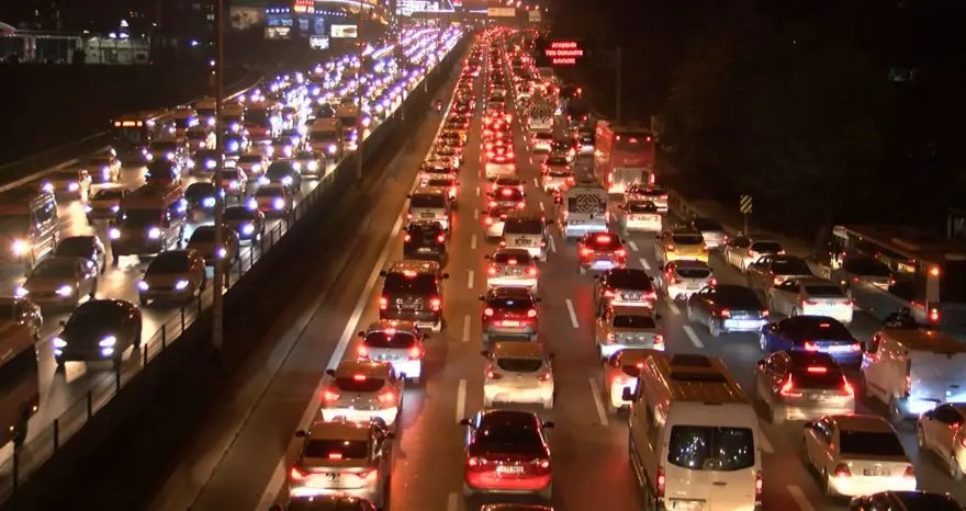 Kısıtlama başladı trafik yoğunluğu bitmedi 23