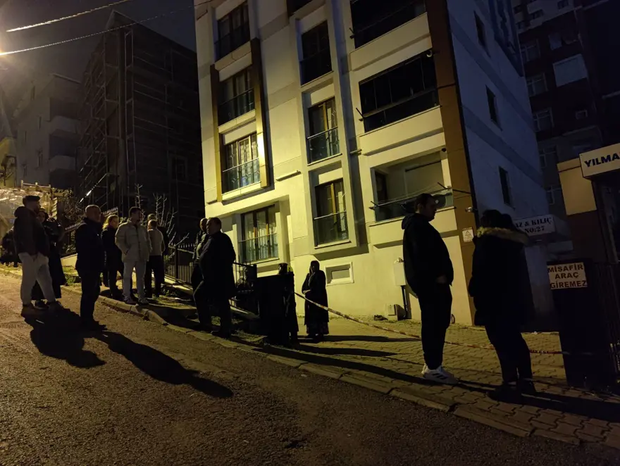 Kartal'da toprak kayması: Otomobil inşaatın temel çukuruna düştü 2