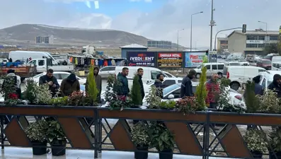 Döner ayranı 1 lira yaptı, uzun kuyruk oluştu: 1 ton döner 3 saatte tükendi