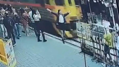 Fotoğraf için poz verirken raylara düştü! Kaza anı güvenlik kamerasında