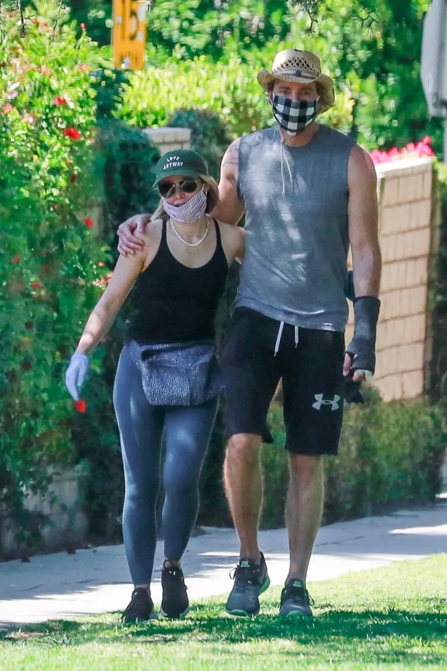 Kristen Bell ve Dax Shepard yürüyüşte (Corona virüs günlerinde aşk) 4