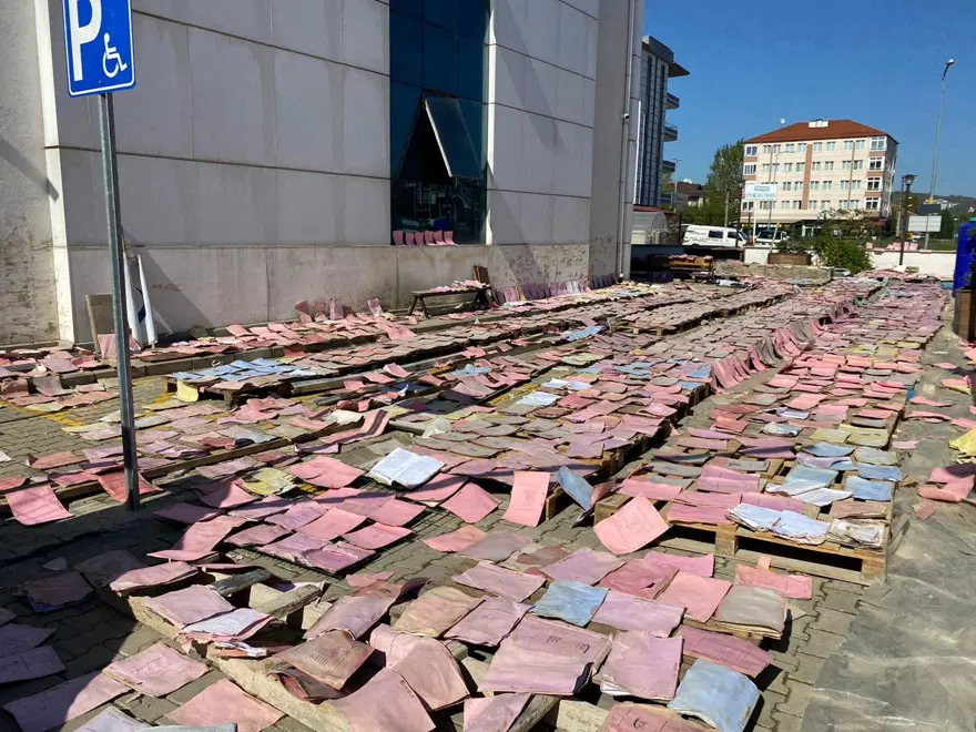 Bartın'da sel sonrası 70 bin evrakı sererek kurutma 8