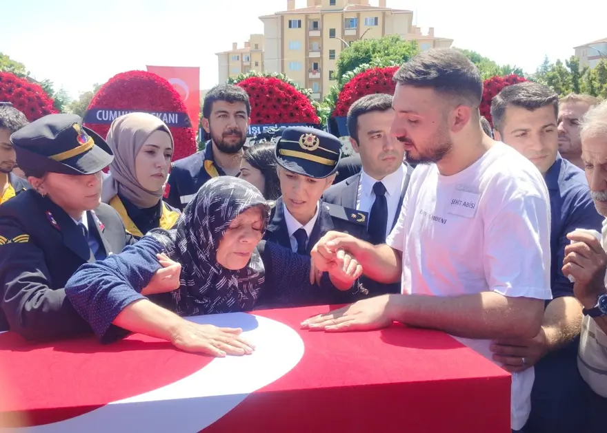 Pençe-Kilit şehidine veda: Annesi sedye ile getirildi 6