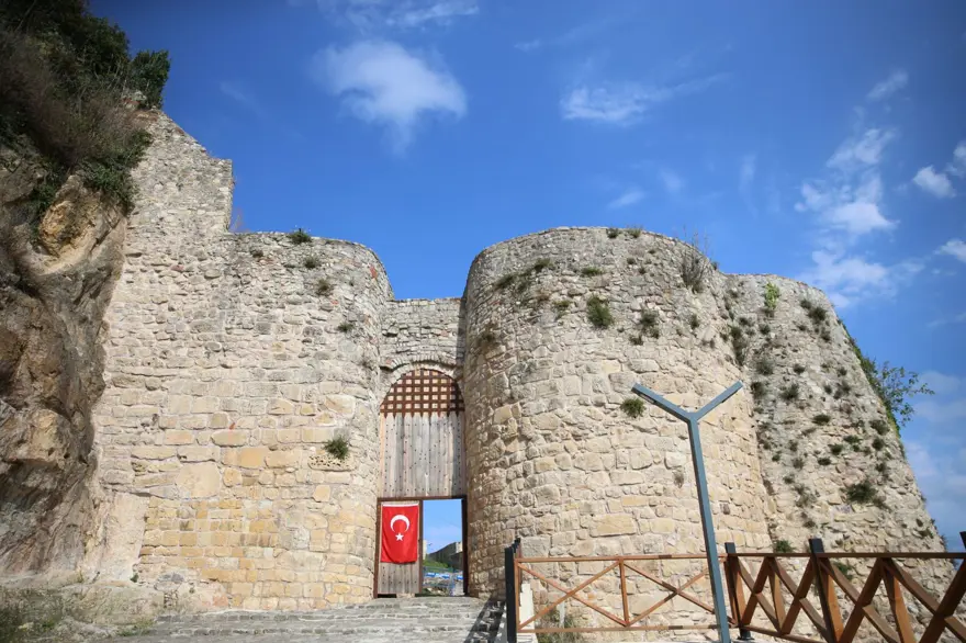 2 bin 500 yıllık Ünye Kalesi bölge turizmine katkı sunuyor 2 bin 500 yıllık Ünye Kalesi bölge turizmine katkı sunuyor