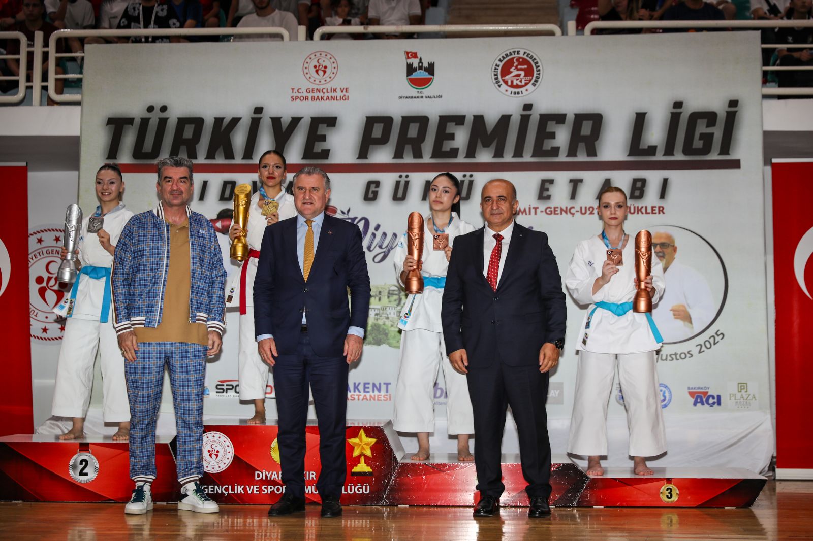 Bakan Bak: Türk sporu için hep beraber çalışacağız
