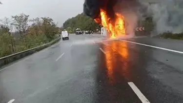Yolcu otobüsü alev alev yandı