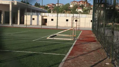 Üzerine kale direği devrilen çocuk hayatını kaybetti