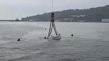 Fırtınada batan mini yat vinç yardımıyla karaya çıkarıldı