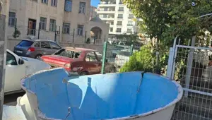 Mardin'de şiddetli rüzgar su deposunu düşürdü: 2 araç hasar gördü