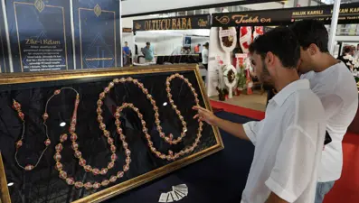 Değer biçilemiyor: Kur'an-ı Kerim'in 604 sayfası tespihe nakşedildi