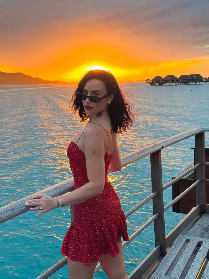 Ünlü şarkıcı Demi Lovato'dan balayı pozları 1