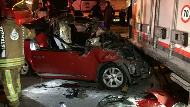 Pendik'te otomobil park halindeki TIR'a çarptı: 1 ölü, 2 yaralı
