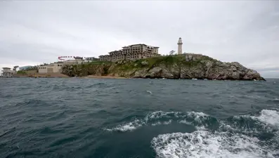 Demokrasi ve Özgürlükler Adası (Yassıada) nerede, hangi il ve ilçe sınırları içerisinde?