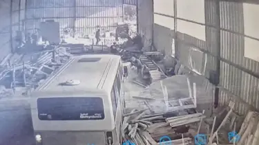 Tartıştığı babasının çalıştığı atölyeye minibüsle dalan oğul tutuklandı