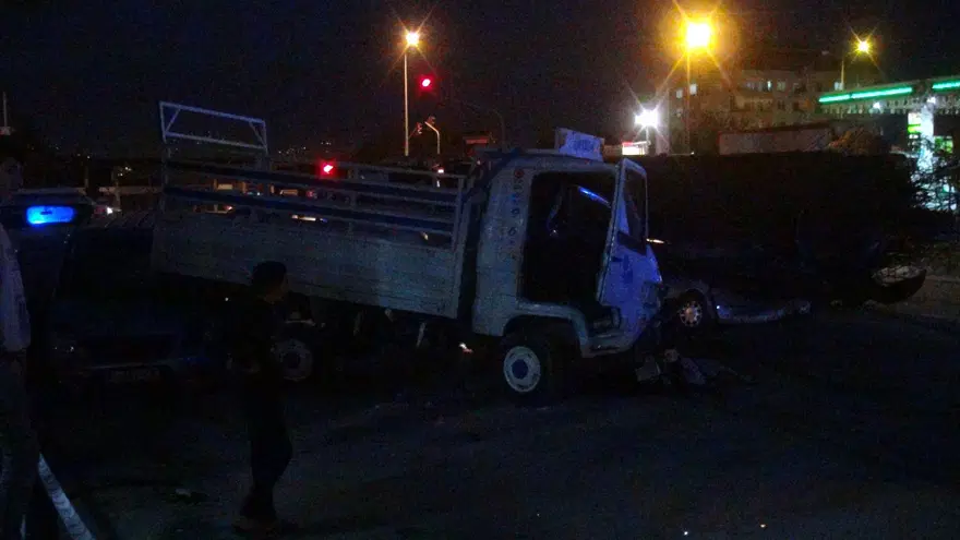 Freni boşalan kamyon, mahalleyi savaş alanına çevirdi 6 Freni boşalan kamyon, mahalleyi savaş alanına çevirdi 6