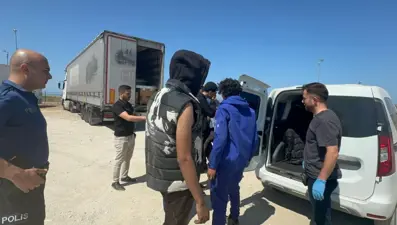 İtalya’ya geldiklerini zanneden 3 kaçak göçmen, TIR’dan atlayıp kaçmaya çalıştı