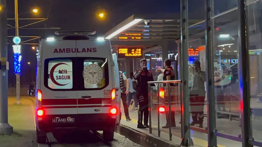 Bıçaklı satırlı kavga:Yaralı genç tramvay durağına sığındı 2 Bıçaklı satırlı kavga:Yaralı genç tramvay durağına sığındı 2