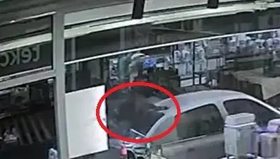 Seyir halindeki otomobilin üzerine keçi düştü