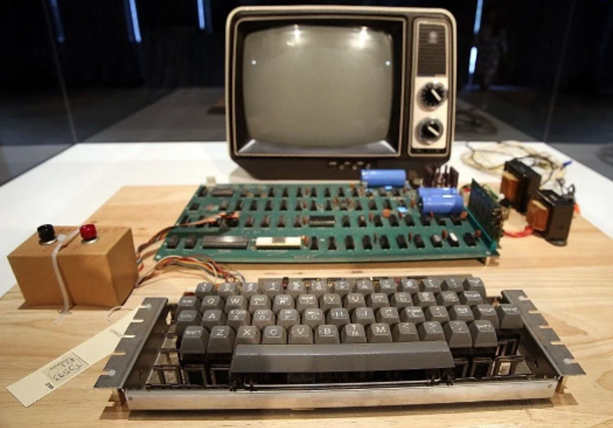 İlk Apple bilgisayar satılıyor İlk Apple bilgisayar satılıyor