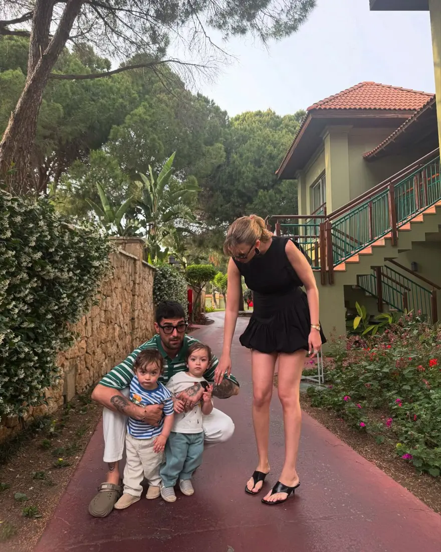 Yasemin Şefkatli ve İdo Tatlıses ikiz oğullarıyla tatilde 3