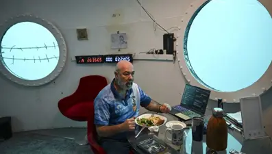 Su altında 120 gün yaşadı: Denizin altındaki evinde dünya rekoru kırdı!
