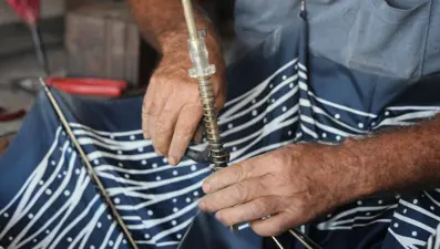 Şiddetli yağış yoğunluğu artırdı: Tamir için dükkanın yolunu tuttular