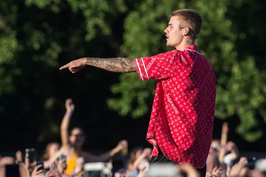 Justin Bieber'dan Tom Cruise'a kafes dövüşü teklifi (Tarikat savaşı iddiası) 
