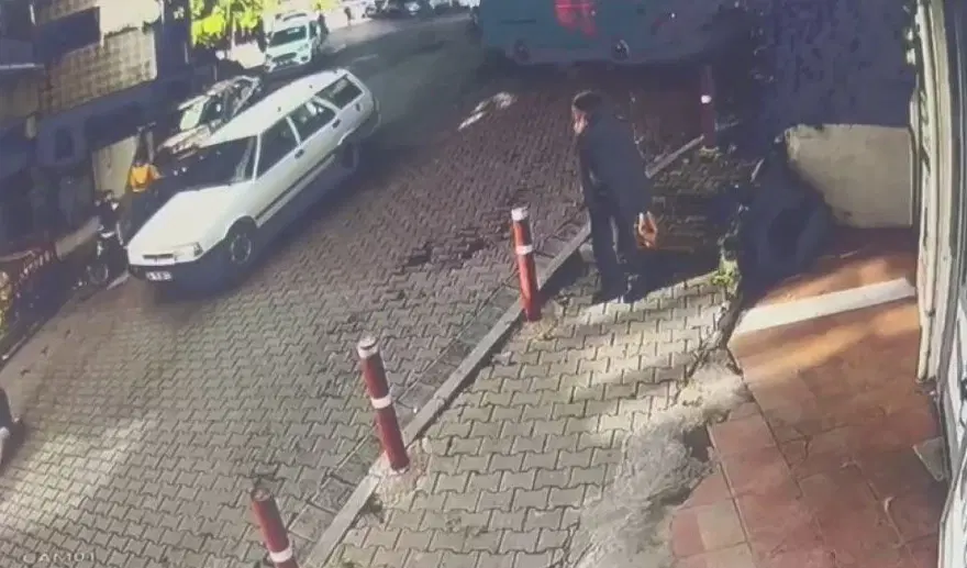 İstanbul'da feci kaza: Scooter kullanan küçük çocuk otomobilin altında kaldı 3
