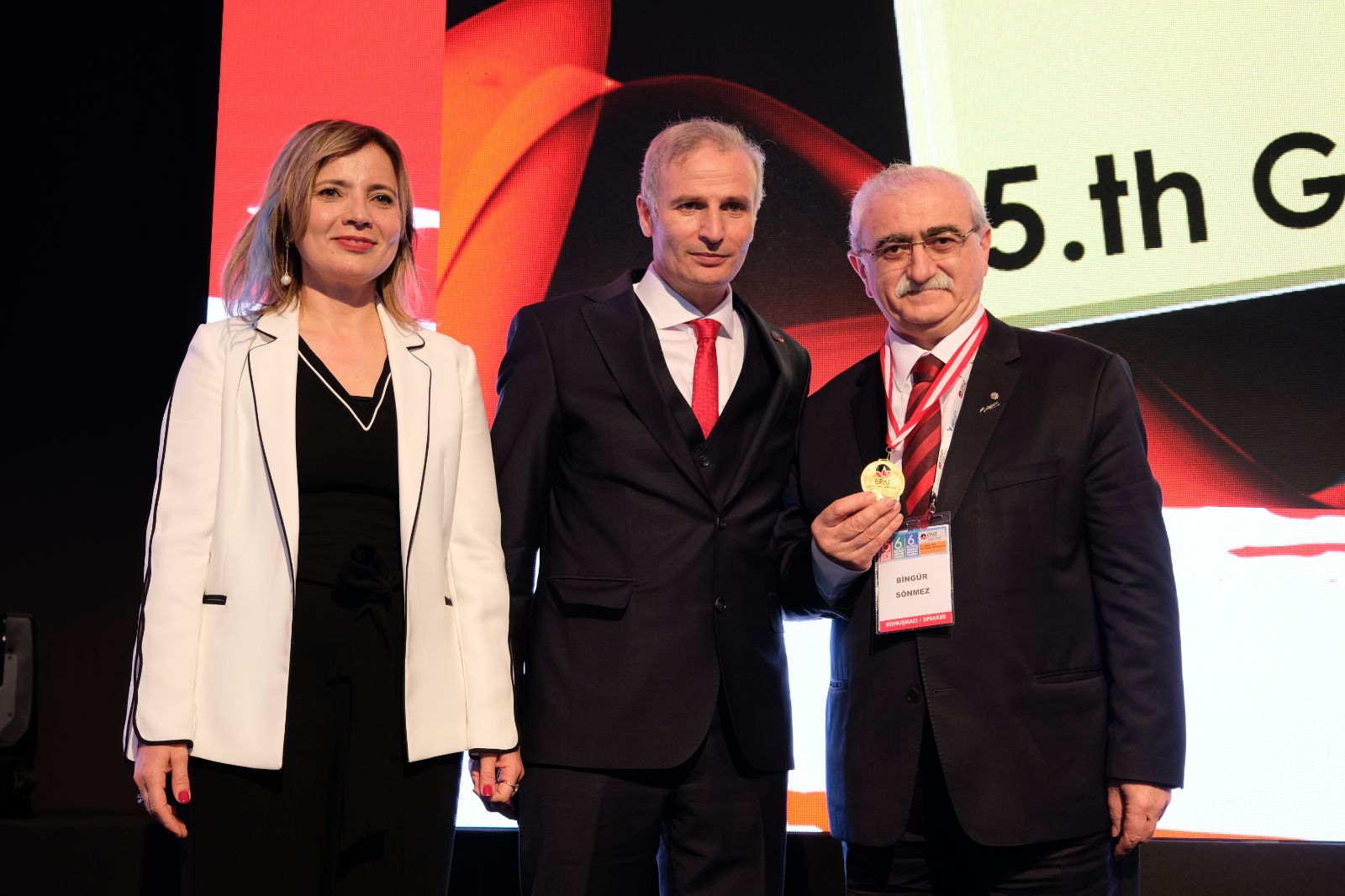 Prof. Dr. Bingür Sönmez’e “Altın Acil Ödülü” verildi