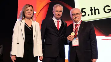 Prof. Dr. Bingür Sönmez’e “Altın Acil Ödülü” verildi