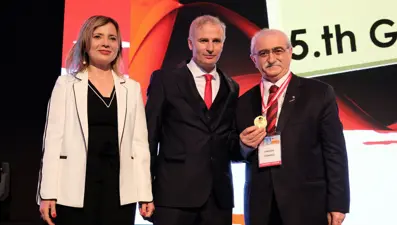 Prof. Dr. Bingür Sönmez’e “Altın Acil Ödülü” verildi