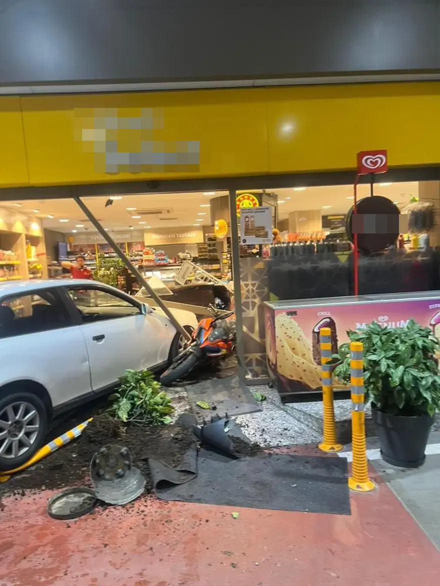 Akaryakıt istasyonunda dehşet anları: Ezmeye çalıştı,bıçakla kovaladı, motosikletli kaskını çıkarınca kurtuldu! 6